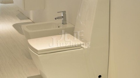 马桶底座漏水怎么办？从排查到根治，手把手教学让你再也不用当水费冤大头